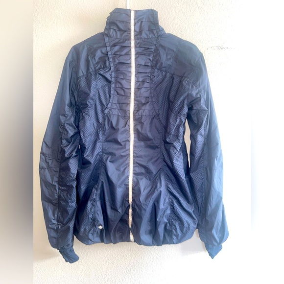 Lululemon Run‎ Take Flight Zip Up Black Jacket Rare size 8 - Picture 4 of 7